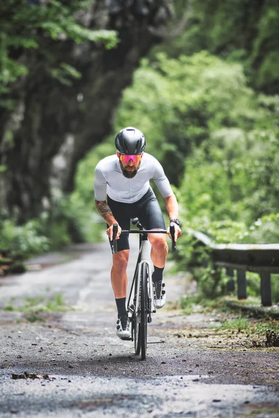Мужчина Велосипедист Гоночном Велосипеде Горной Дороге — стоковое фото