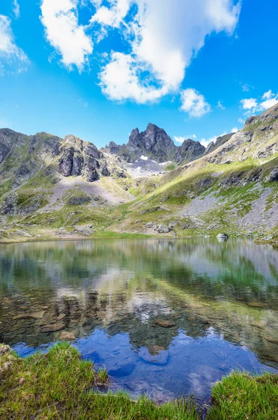 Alpenmeer Met Bergen Wolken Italiaanse Alpen — Stockfoto