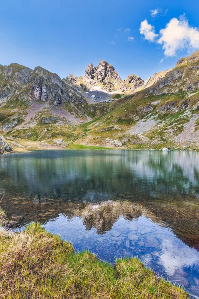 Κάθετο Ορεινό Τοπίο Αντανάκλαση Στη Λίμνη Και Βουνό Στις Ιταλικές — Φωτογραφία Αρχείου
