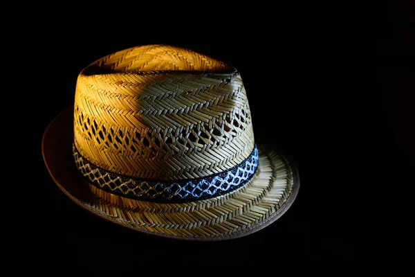 黒の背景に手作りの本物の藁夏の帽子 — ストック写真