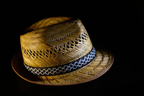 Siyah Arka Planda Izole Edilmiş Gerçek Saman Şapka — Stok fotoğraf