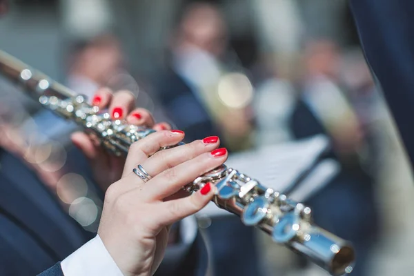 Detalle Las Manos Mujer Tocando Flauta Transversal Una Fanfarria —  Fotos de Stock