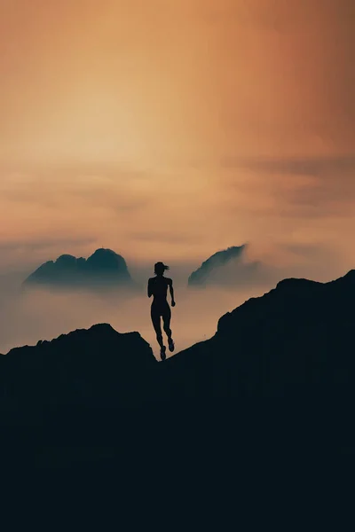 Donna Corre Silhouette Attraverso Montagne Tramonto — Foto Stock