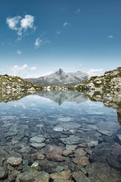 Piccolo Lago Montagna Con Acqua Limpida Pietre Sul Fondo — Foto Stock