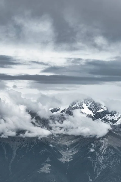 Гірські Вертикальні Ландшафтні Сірі Ком Хмари Горою Дісграсія — стокове фото