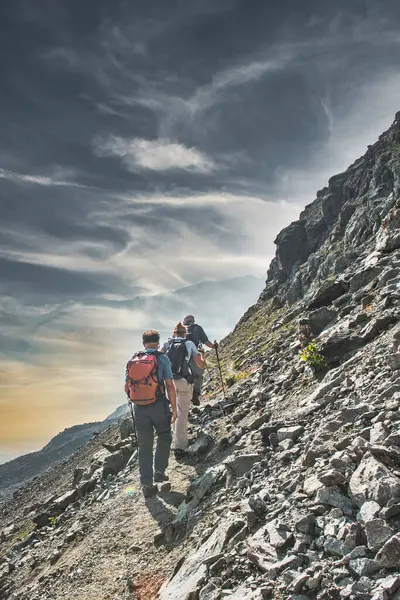 Drie Vrienden Tijdens Een Bergtocht Zwitserse Alpen Stockafbeelding