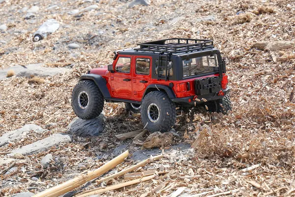 Radyo kontrollü model araba hızlanıyor.