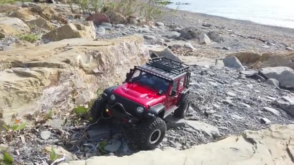 无线电控制的模型汽车爬到岩石上 — 图库视频影像