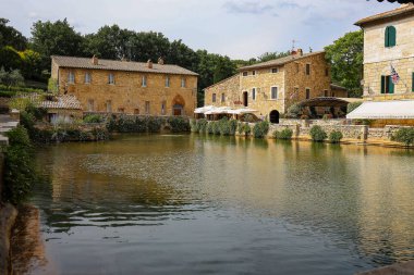 Bagno Vignoni, meydanında termal havuz olan bir kasaba..