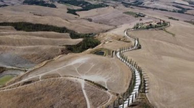 Toskana 'da bir çiftlik evi. Selvi ağaçlarıyla karakteristik bir caddesi var.