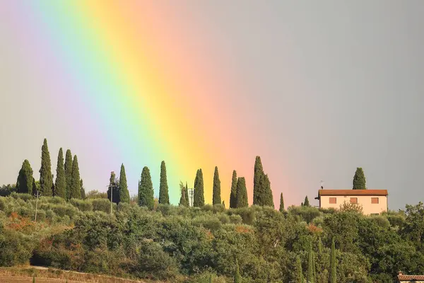 I 'arcobaleno nel cielo dopo la pioggia