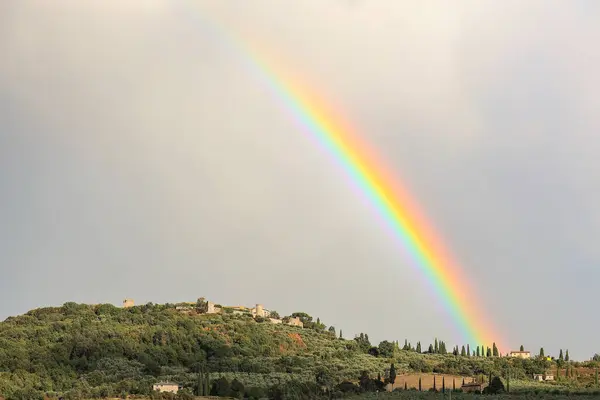 I 'arcobaleno nel cielo dopo la pioggia