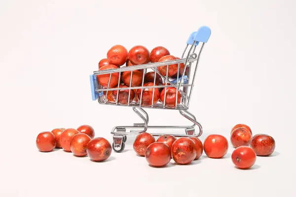 Meyve suyu dolu bir alışveriş arabası.