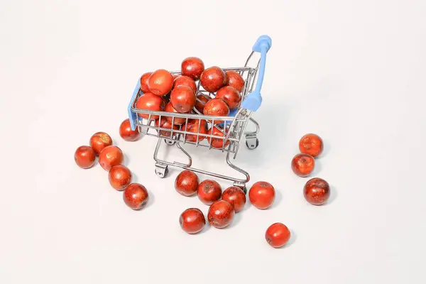 Meyve suyu dolu bir alışveriş arabası.