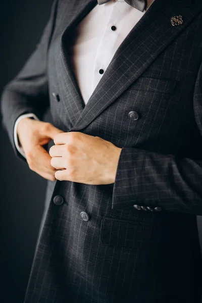 Ein Mann Blauen Anzug Reißt Seine Jacke Großaufnahme Geschäftsmann Beim — Stockfoto