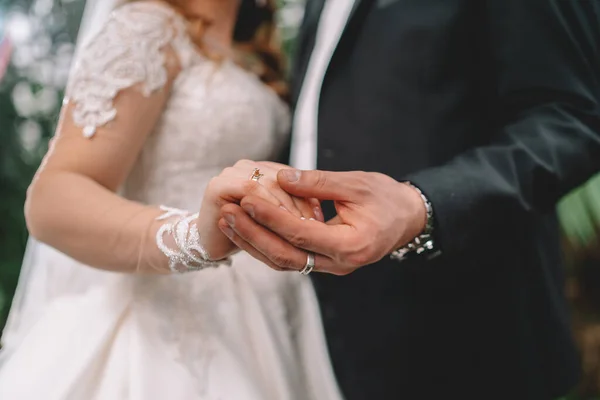 Uma Noiva Noivo Irreconhecível Trocando Anéis Casamento Igreja Durante Cerimônia Fotografia De Stock