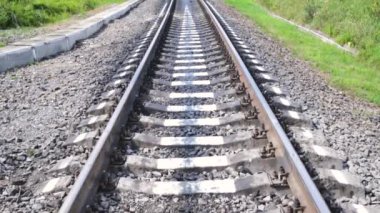 Egzotik ormanlarla çevrili terk edilmiş tren raylarının statik görüntüleri. Yüksek kaliteli FullHD görüntüler