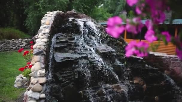 Mały Dekoracyjny Wodospad Fontanna Dekoracyjna Wysokiej Jakości Materiał Filmowy Fullhd — Wideo stockowe