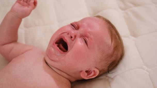 赤ん坊の泣き声のクローズアップ顔 白人の赤ん坊が叫んでいる 泣いてる 悪い気分で少し新生児のスローモーションビデオ 高品質4K映像 — ストック動画