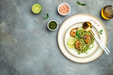 Pesto soslu kabak çiğ makarna ve ızgara karides peynirli parmesan, restoran menüsü, diyet, yemek kitabı tarifi üst görünümü..