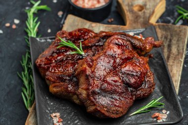 Baharatlı ve otlu domuz pirzolası. Yemek tarifi geçmişi. Kapat..