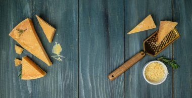 Tahtada parmesan peyniri, sert peynir, zeytin, biberiye ve hafif arka planda metal rendesi. metin için yer, üst görünüm.