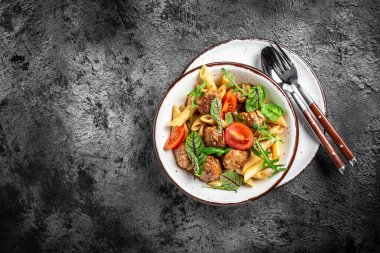 Köfteli makarna ve arka planda baharatlı domates sosu. Restoran menüsü, diyet, yemek kitabı tarifi afişi, metin yeri, üst görünüm.