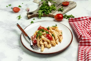 Çeri domatesleri, feta peyniri, sarımsak ve bitkilerden yapılmış Feta makarna tarifi. yemek tarifi malzemeleri, metin yeri, üst görünüm,