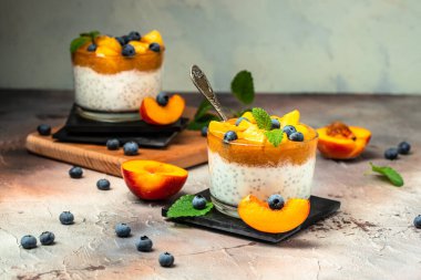 Şeftalili yaban mersinli yoğurt ya da kremalı tatlı. Meyveli ev yapımı tatlı. metin için yer, üst görünüm.