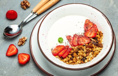 Yunan yoğurtlu, yulaf ezmeli ve böğürtlenli taze kahvaltı. Lezzetli kahvaltı ya da atıştırmalık, üst manzara..