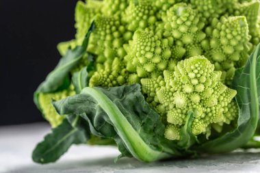 Romanesco brokoli yakın plan. Fraktal sebze Fibonacci dizisi ve altın oranıyla bilinir. Matematiği seven pratik bilimciler için eğlenceli yiyecekler..