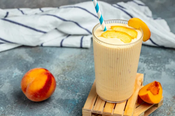 Peach Drink Glass Milk Light Background Healthy Eating Breakfast Snack — Zdjęcie stockowe