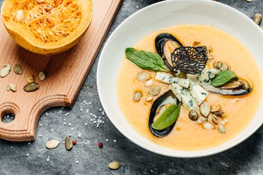 Kabak kremalı çorba, midye, mavi peynir, küf. Lezzetli dengeli gıda konsepti. en üstteki görünüm.