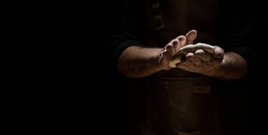 Fırıncının ellerini unla çırp. Güzel ve güçlü adamların elleri hamur yoğurur ekmek, makarna ya da pizza yapar. Tozlu un havaya karışıyor. Uzun pankart biçimi.