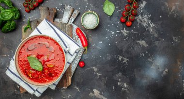 Geleneksel soğuk gazpacho çorbası. İspanyolca, Akdeniz mutfağı, uzun pankart formatı. en üstteki görünüm,