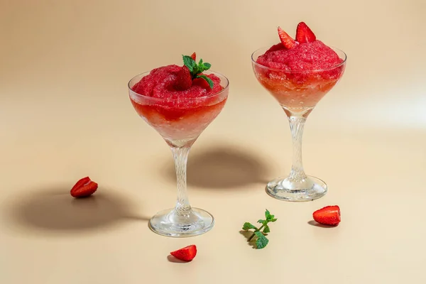 Coquetel Morango Com Vinho Rosa Frose Slushy Smoothy Alcoholic Beverage — Fotografia de Stock