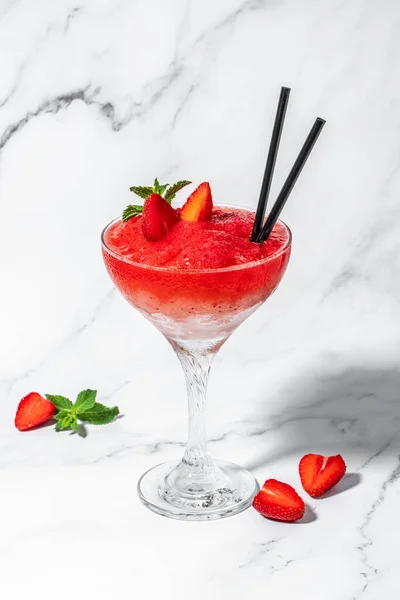 Frose Cocktail Mixed Strawberriess Pink Wine Alcoholic Beverage Boozy Frozen — Stok fotoğraf