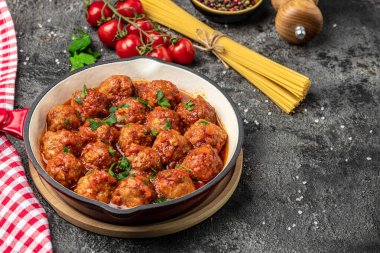 Domates soslu ve köfteli İtalyan makarnası. Restoran menüsü, diyet, yemek kitabı tarifi üst görünümü.