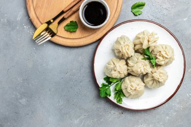 Khinkali usulü etli börek. Restoran menüsü, diyet, yemek kitabı tarifi üst görünümü.