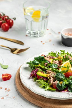 Ton balıklı salata, marul, vişneli domates, avokado ve kırmızı soğan. Süper yiyecek konsepti. Sağlıklı, temiz yeme konsepti. Vejetaryen ya da glütensiz diyet. Üst görünüm.