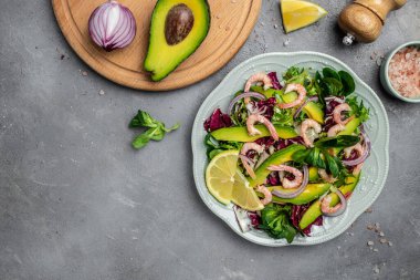 Ton balıklı salata, marul, vişneli domates, avokado ve kırmızı soğan. Süper yiyecek konsepti. Sağlıklı, temiz yeme konsepti. Vejetaryen ya da glütensiz diyet. Üst görünüm.