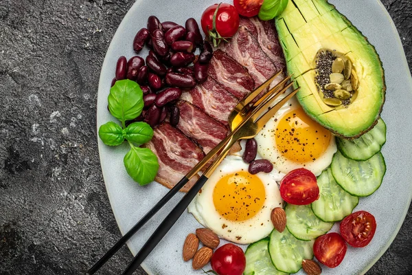 Завтрак Диетический Обед Авокадо Жареные Яйца Бекон Бобы Кофе Фон — стоковое фото
