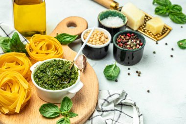 Hafif arka planda pesto soslu makarna. Makarna malzemeleri. afiş, menü, metin için tarif yeri, üst görünüm.