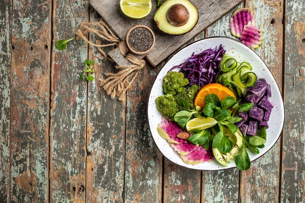 Salada Vegetariana Saudável Tigela Vegan Com Batatas Doces Brócolis Abacate — Fotografia de Stock