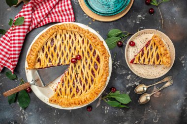 Tabakta bir parça ve ev yapımı vişneli turta, pankart, menü, metin için tarif yeri, üst görünüm.,