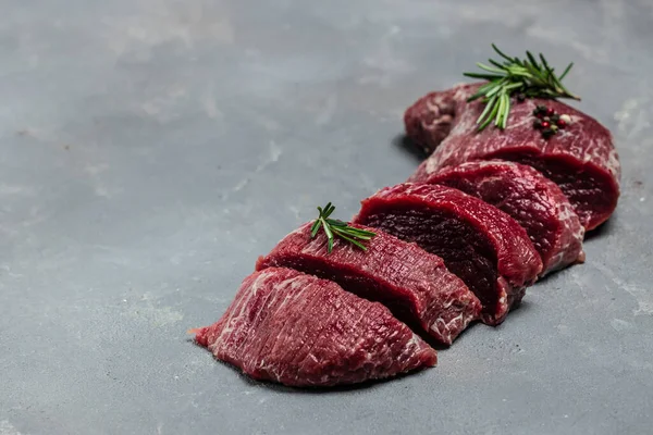 Rundvlees Tenderloin Filet Met Rozemarijn Specerijen Bereiding Van Verse Biefstuk — Stockfoto