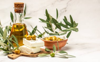 Feta Yunan peyniri zeytinli ve zeytinyağı soslu hafif arka planda. Uzun pankart biçimi.