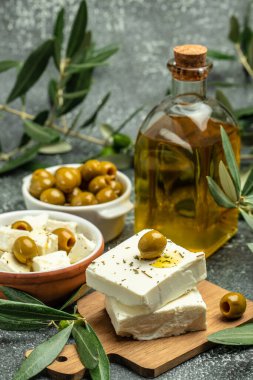 Koyu arkaplanda zeytinyağı soslu feta peyniri. dikey görüntü. Üst Manzara. metin için yer.