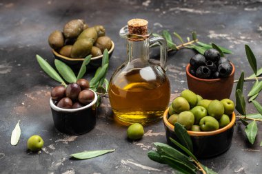 Koyu arkaplanda zeytin yağı, zeytin yağı, zeytin konsepti, pankart, menü, yazı için tarif yeri, üst görünüm.,