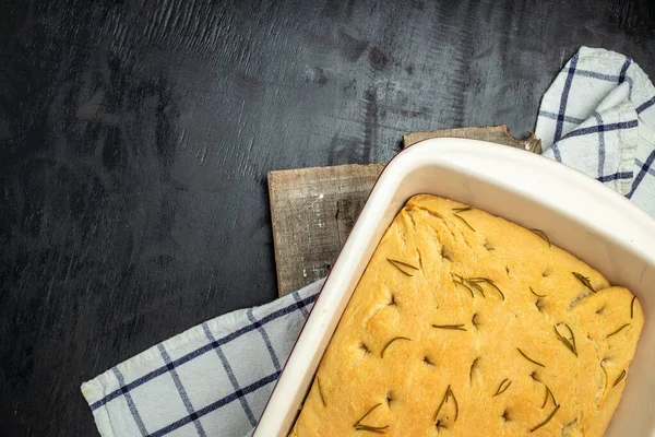 Gebackenes Italienisches Hausgemachtes Focaccia Brot Mit Rosmarin Und Olivenöl Traditionelle — Stockfoto